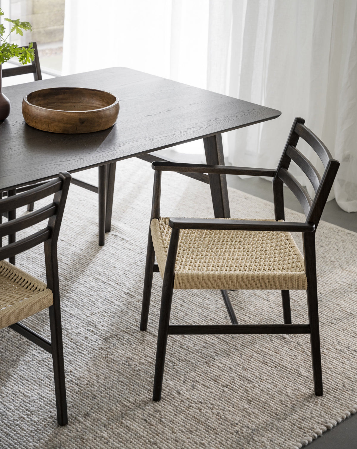 Holzstuhl Eiche mit Armlehne, braun – timbershome